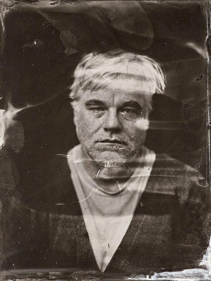 פיליפ סימור הופמן בתצלום של ויקטוריה וויל מפסטיבל סאנדנס, שבועיים בלבד לפני מותו. לקישור לאתר הצלמת הקליקו על התצלום